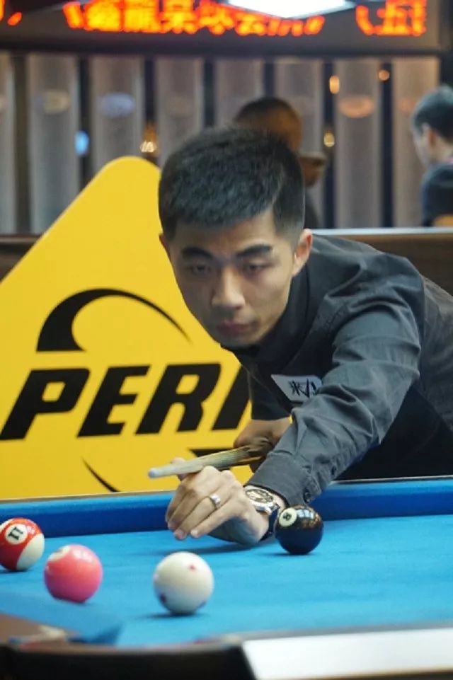与此相对